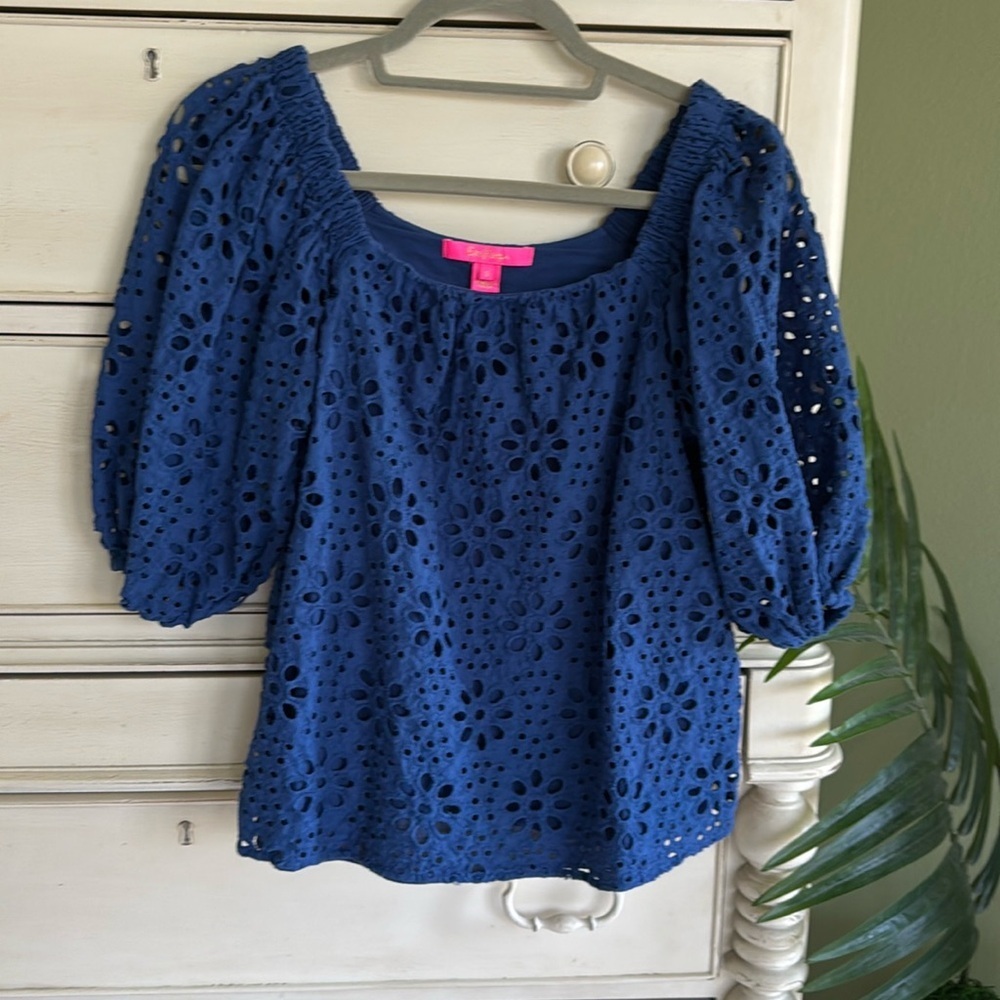 Lilly Pulitzer Kerrigan Elbow Sleeve Eyelet Top Navy Funflower Eyelet. Size S